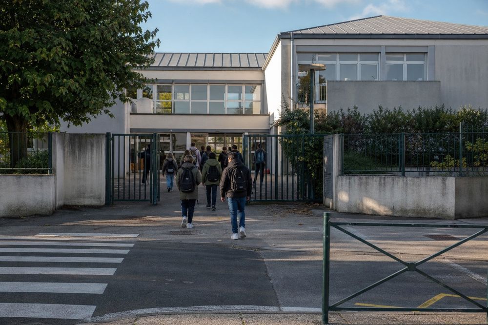 Le collège Louis Pasteur se trouve d’abord par sa ville